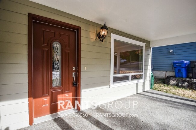 Building Photo - 4-bedroom, 2-bathroom Home with Green Belt in A Prime Location!