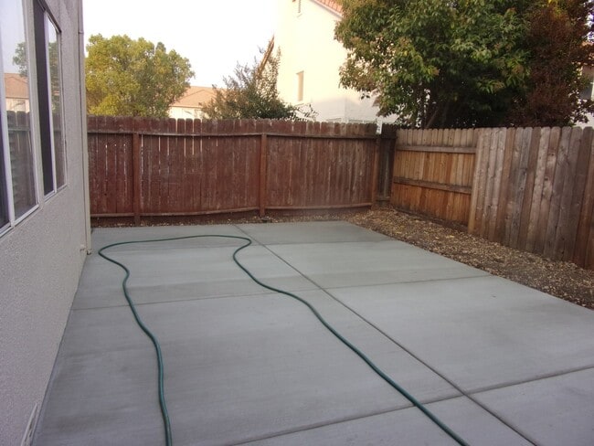 Building Photo - 853 Vassar Dr