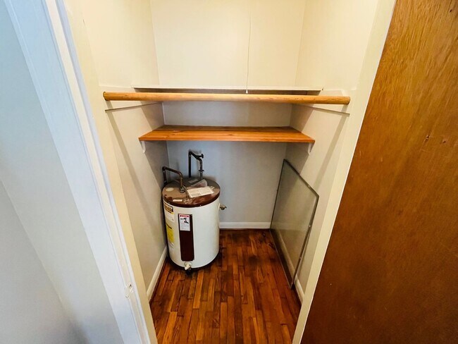 Building Photo - 1BR by UNC-G with Free Parking!
