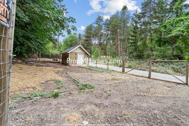 Building Photo - Vibrant Four-Bedroom Country Retreat with ...