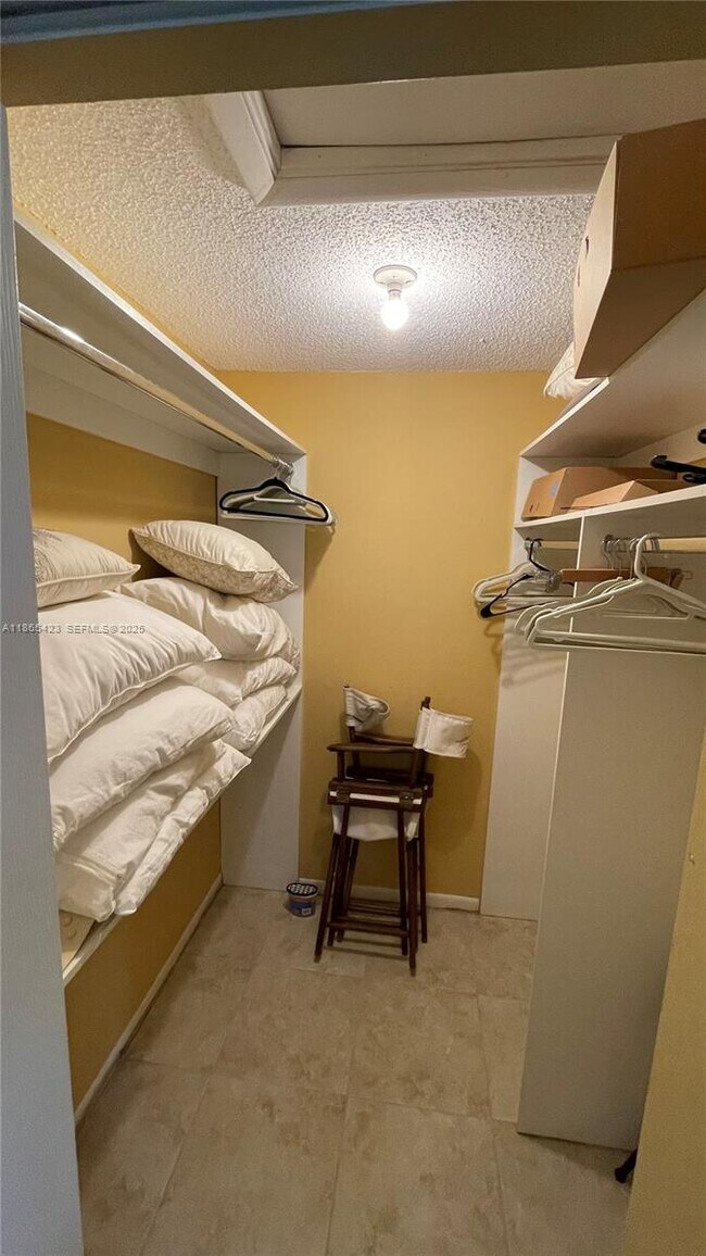 Building Photo - 110 Lake Meryl Dr