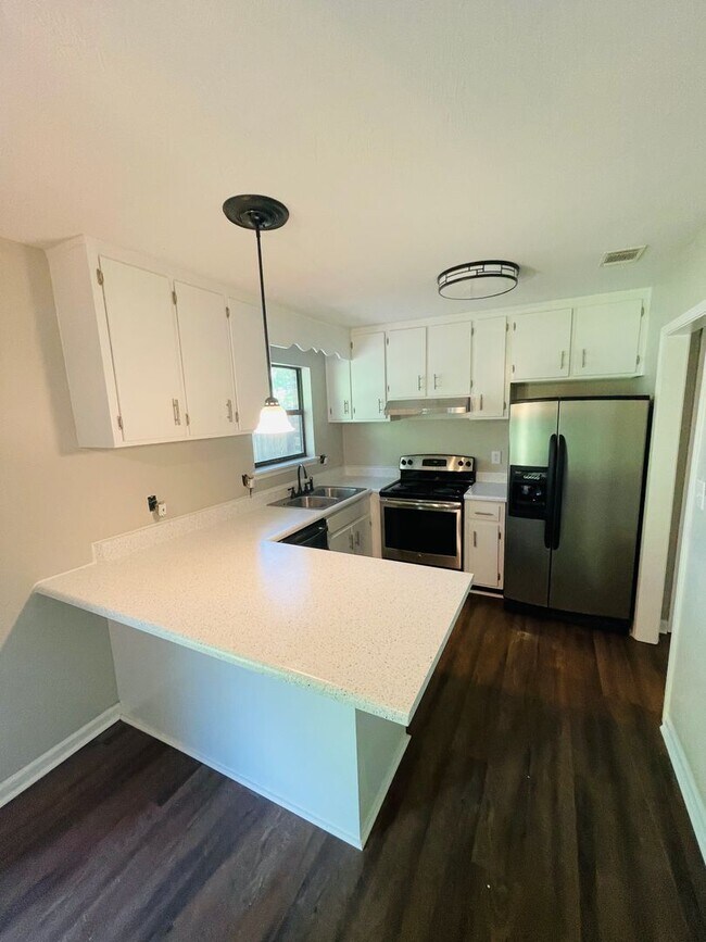 Building Photo - Spacious Duplex just north of I10 and Monroe