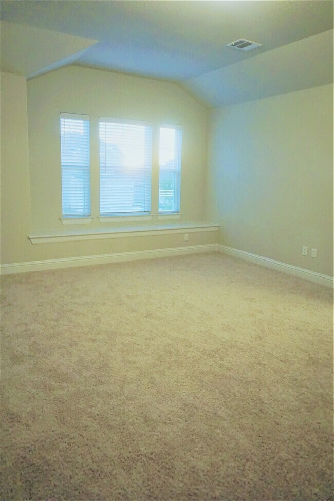 Nice sized primary bedroom w/ built in bench seating - 260 Gaida Loop