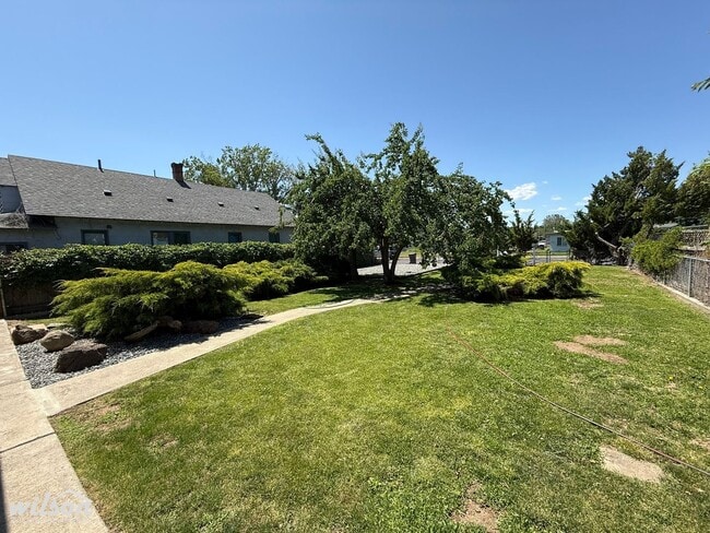Building Photo - Spacious 3-Bedroom - 2-Bath Home with Bonu...