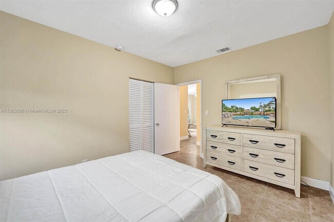 Building Photo - 1524 NE 15th Ave