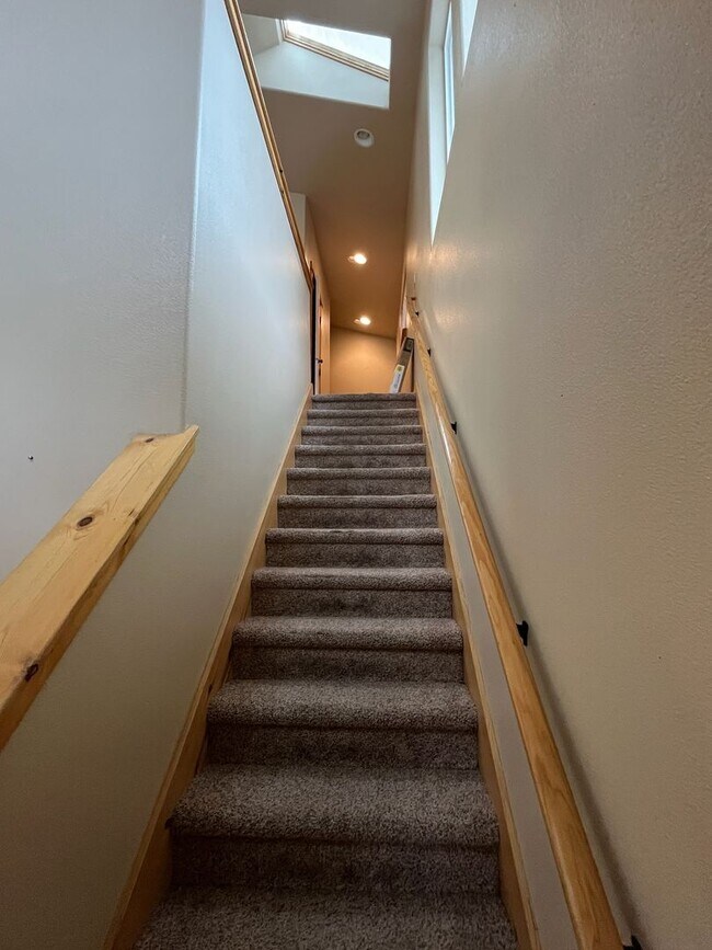 Building Photo - Charming 3 Bed + Loft Row Home in Quiet Neighborhood | 2.5 Baths | 2-Car Garage