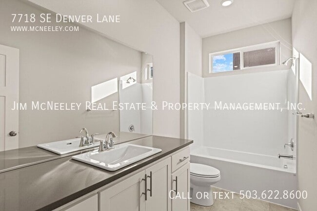 Building Photo - 335 SE 8th Ave