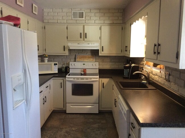 Building Photo - 185 Clubhouse Dr