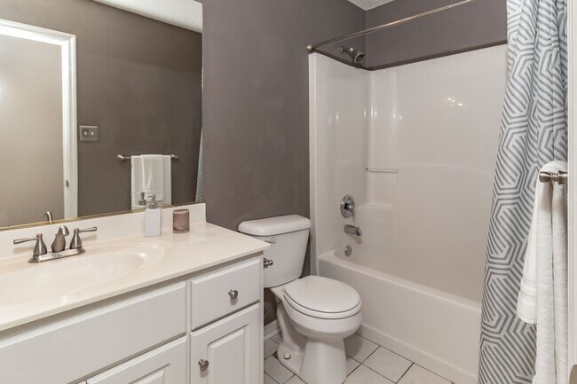 Building Photo - Beautiful 4 Bedroom, 2 Bath home with Large Yard