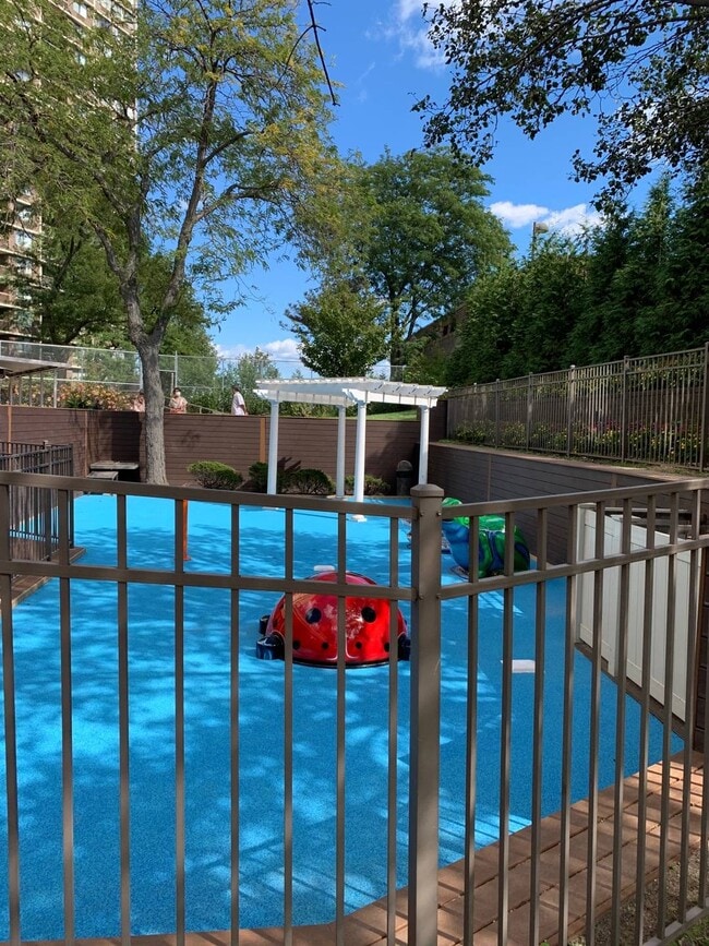 Building Photo - One Bay Club Dr