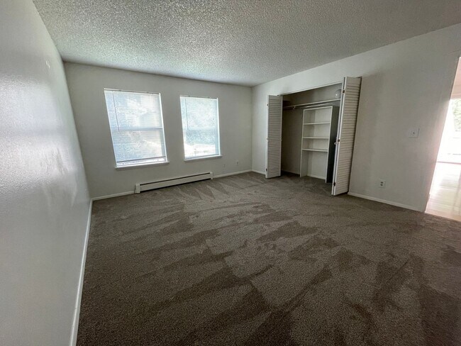 Building Photo - 2 bed 2 bath available now!