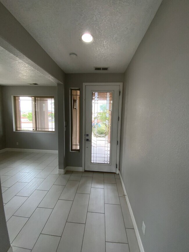 Building Photo - 3 Bedroom & An Office Luxury Home Availabl...