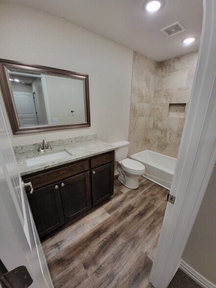 Master Bath - 1506 Hursh Ave