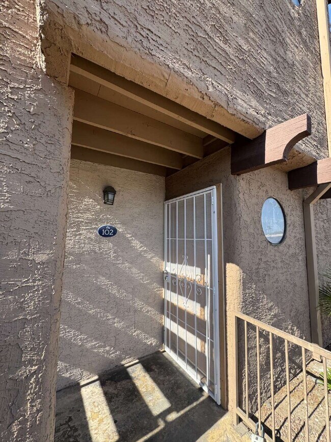 Building Photo - 2 Bed, 1 3/4 Bath Condo