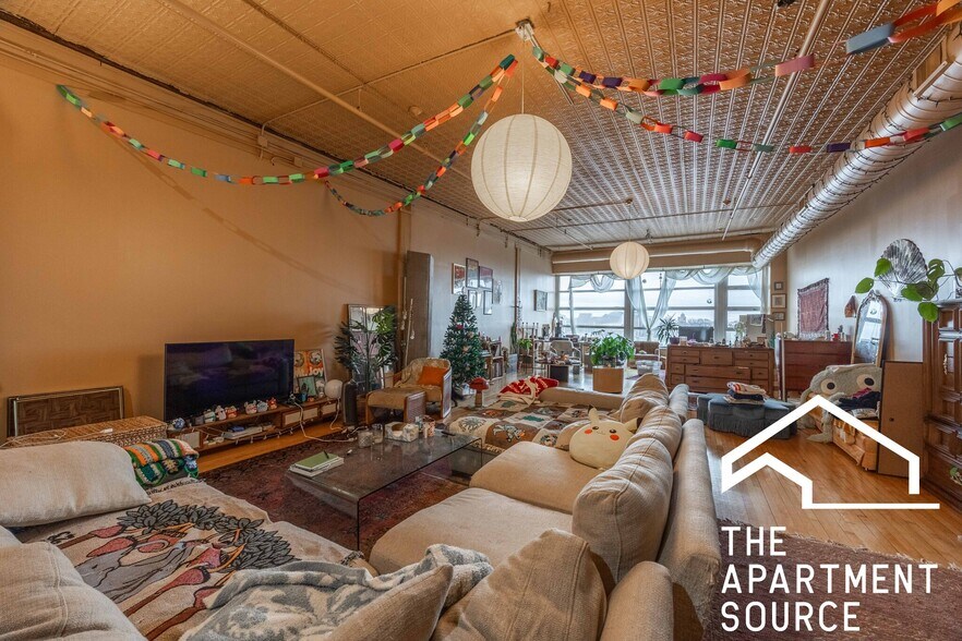 Building Photo - 2416 W North Ave