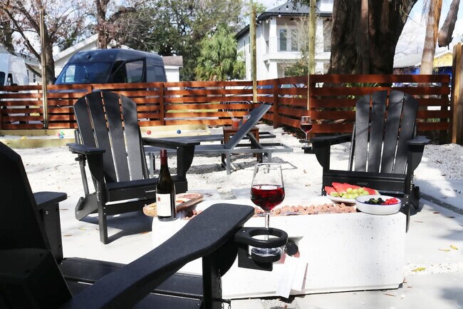 Building Photo - 102 W Emma St