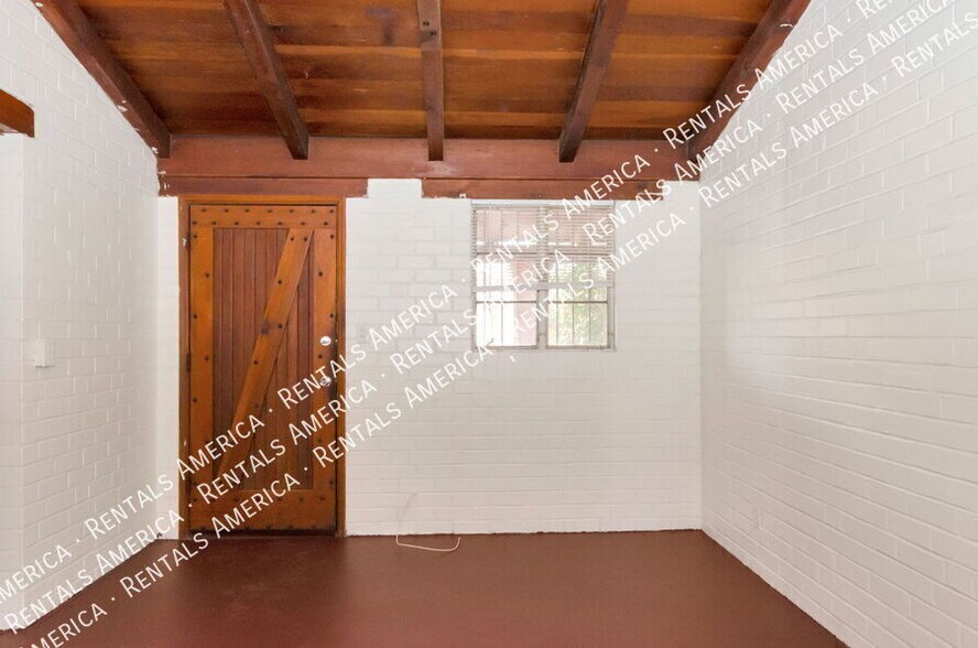 Building Photo - 947 N Alvernon Way