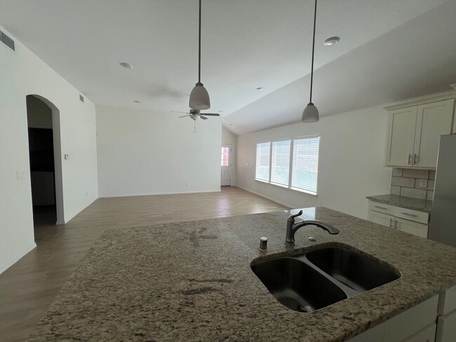 Building Photo - Stunning 3 bedroom, 3 bathroom home locate...