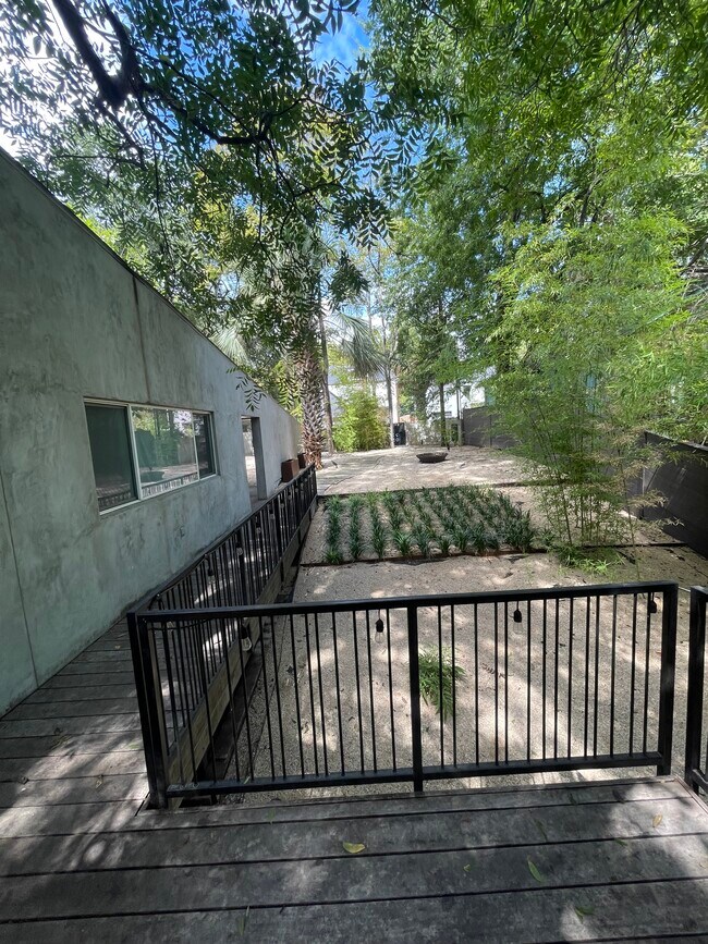 Building Photo - 2105 Riverview St