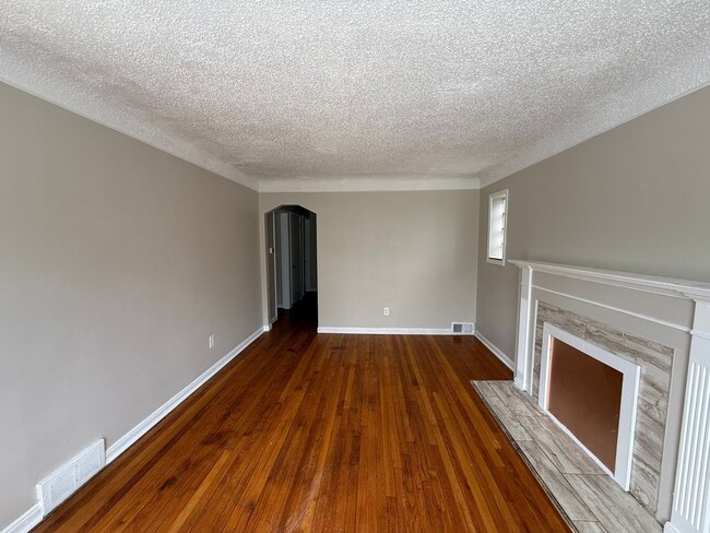 Building Photo - Renovated 3-Bedroom Home – We Welcome Sect...