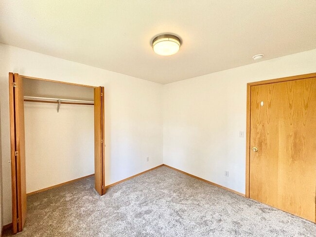Building Photo - Great 4 bedroom home close to MSU & the ho...