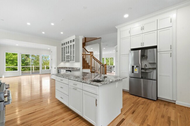 Building Photo - 5116 Shore Dr