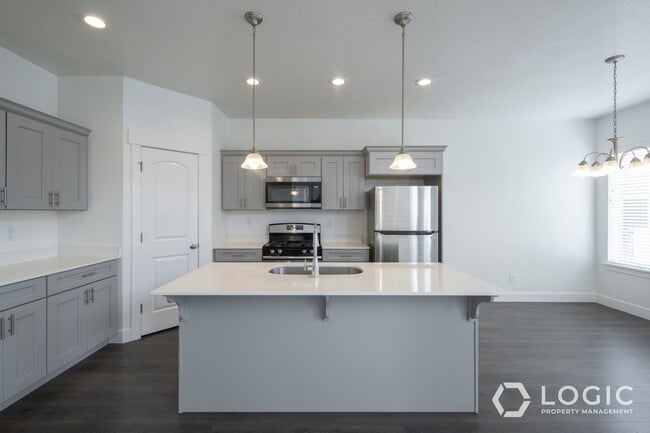 Building Photo - Stunning Townhome in Lehi!!