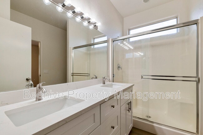 Building Photo - 220 N 110th St