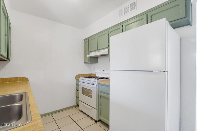 Building Photo - 3017 E Glen Dr