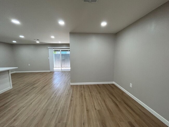 Building Photo - 5 Rooms (4BR + Den)