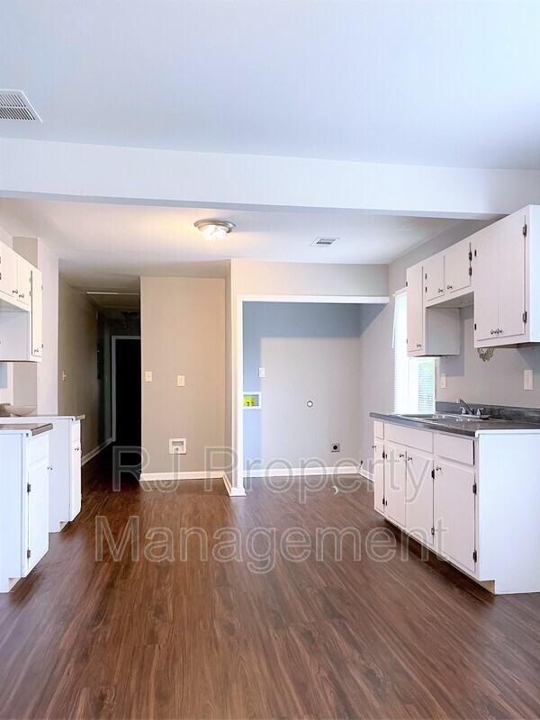 Building Photo - 802 Cella St
