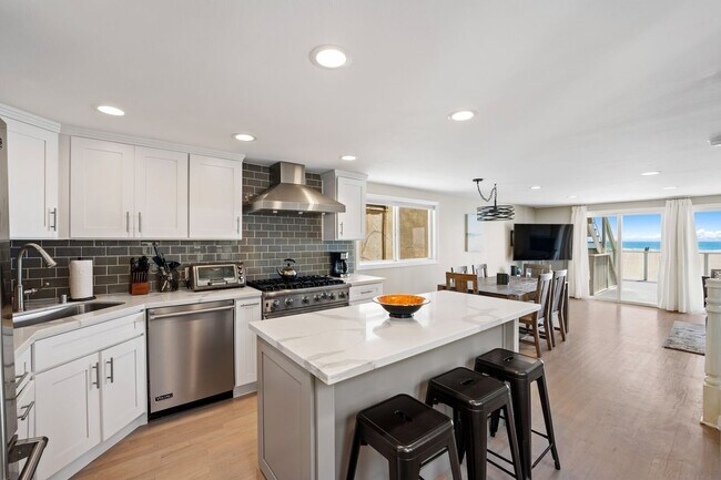 Building Photo - 5 Bedroom + 4 Bathroom Home  | Ocean Opulence | Furnished Monthly Rental
