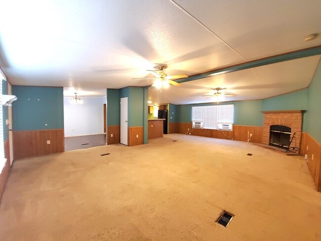 Building Photo - Spacious 4 bedroom with 3 FULL bathrooms n...