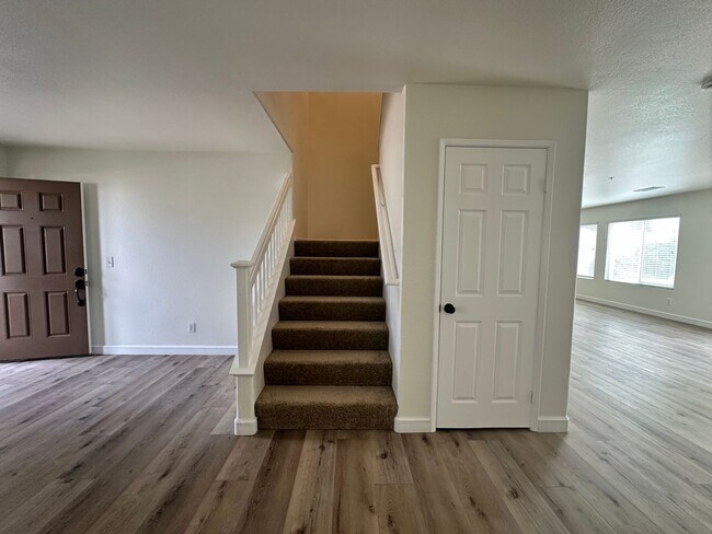 Building Photo - A stunning 4-bedroom haven, fully renovate...