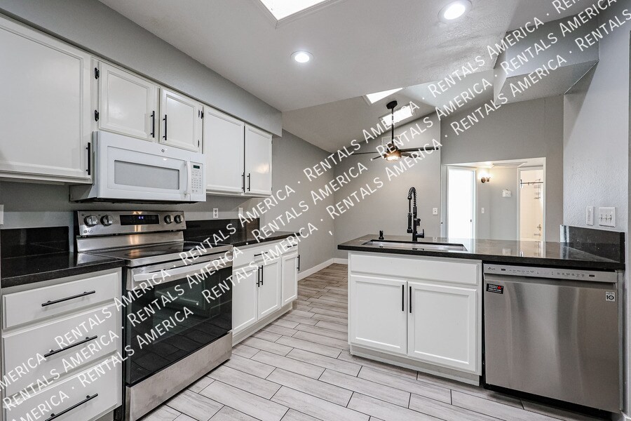 Building Photo - 1631 E Javelina Cir