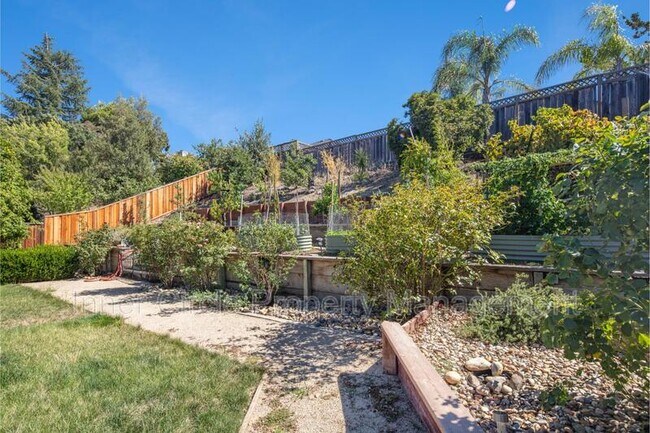 Building Photo - 512 Bluerock Dr