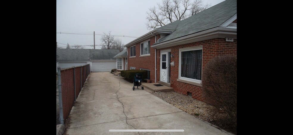 Building Photo - 814 South La Grange Road
