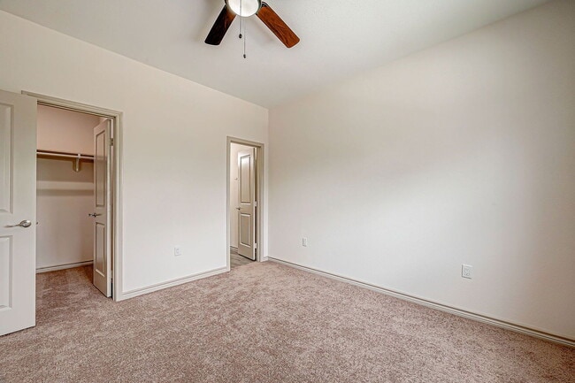 Building Photo - 5530 Hirondel St