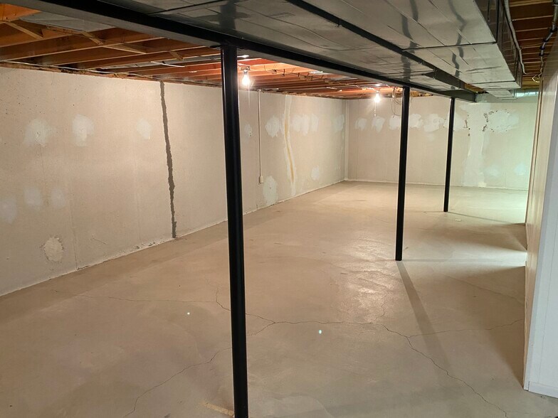 Building Photo - 7762 Lake Ridge Dr