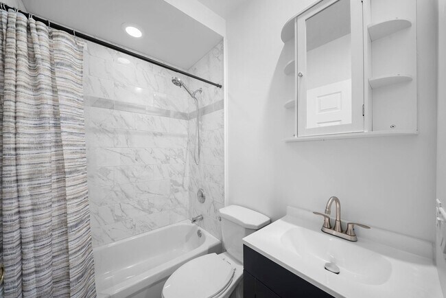 Building Photo - Nicely updated 3-bedroom, 2-bath upper-floor condo in Fort Myers