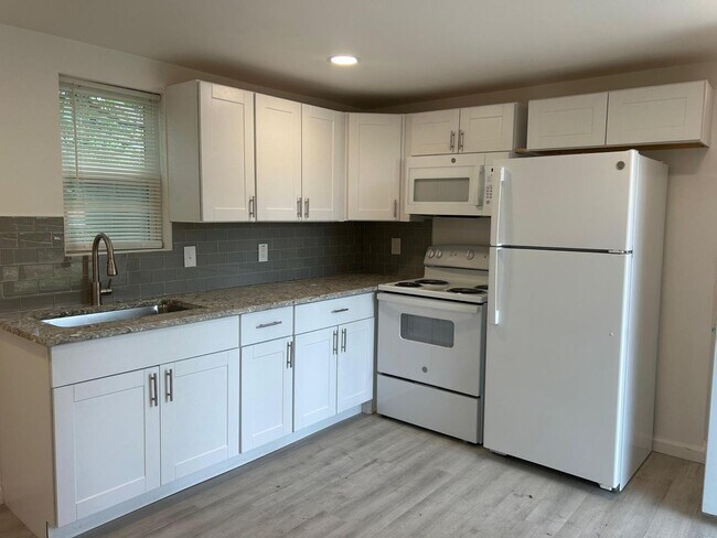 Building Photo - 423 E Sears St