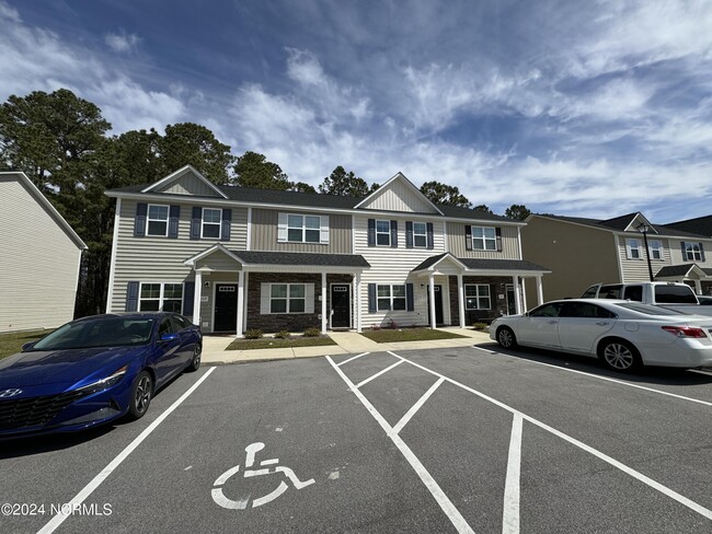 Building Photo - 113 Jaydn Dr E