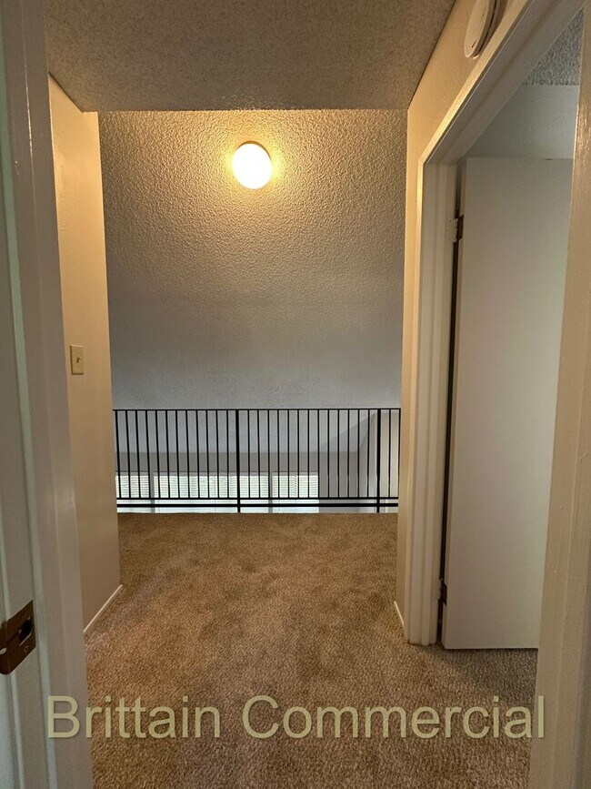 Building Photo - 6531 Lake Park Dr