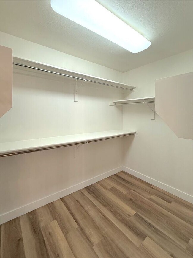 Building Photo - 3 bed, 2 bath home with 2 car garage