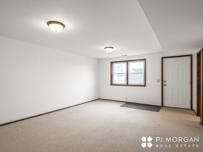 Building Photo - 3 Bed 3 Bath Duplex - Available now