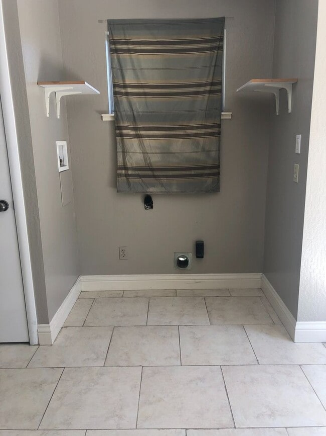 Building Photo - Cute Sacramento Home - Photos Coming Soon