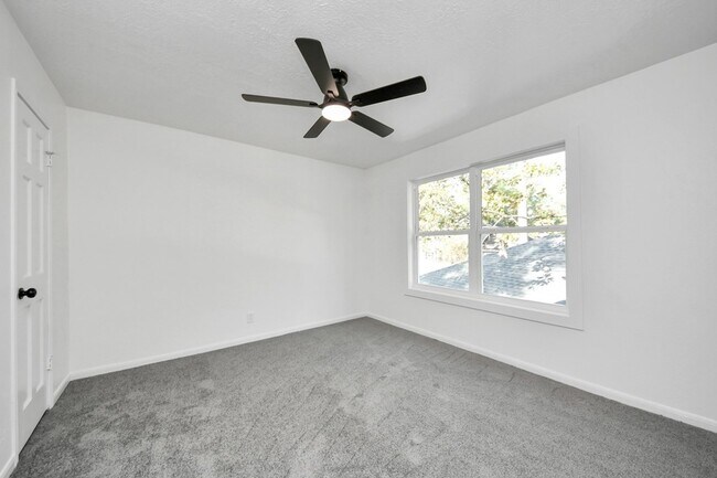 Building Photo - 616 S Rivershire Dr