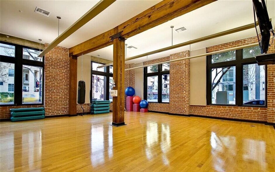 Building Photo - 500 W Harbor Dr