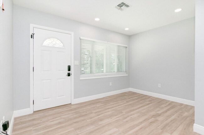 Building Photo - Gorgeous Mid-Centry Modern 3bed/2bath with...