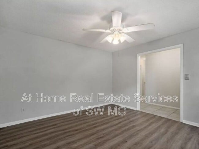 Building Photo - 2013 N Fairway Ave